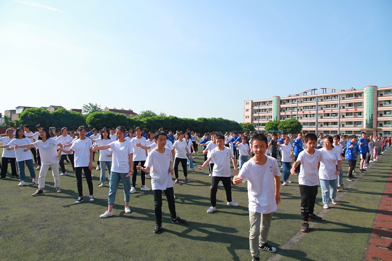 壯觀！三千多學(xué)生在江安中學(xué)運動場比賽打太極