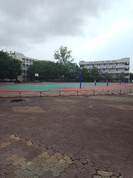 地處內(nèi)江市東興區(qū)郭北鎮(zhèn)。學校依山傍水，位于清流河畔，獅子山腳下。五十多年來，以其優(yōu)良的校風、教風、學風、社會形象和獨特的辦學風格，被評為“內(nèi)江市示范性高中”、“內(nèi)江市校風示范?！薄ⅰ皟?nèi)江市最佳文明單位”、“內(nèi)江市辦學水平督導(dǎo)評估優(yōu)秀學?！?、“內(nèi)江市體育傳統(tǒng)項目學校”、“內(nèi)江市德育工作先進學?！?、“內(nèi)江市和諧校園”。
