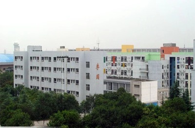 南山中學(xué)地理位置在哪里？