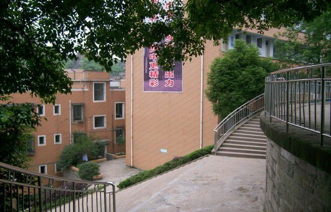 江安縣第四中學(xué)的現(xiàn)任校長是誰？