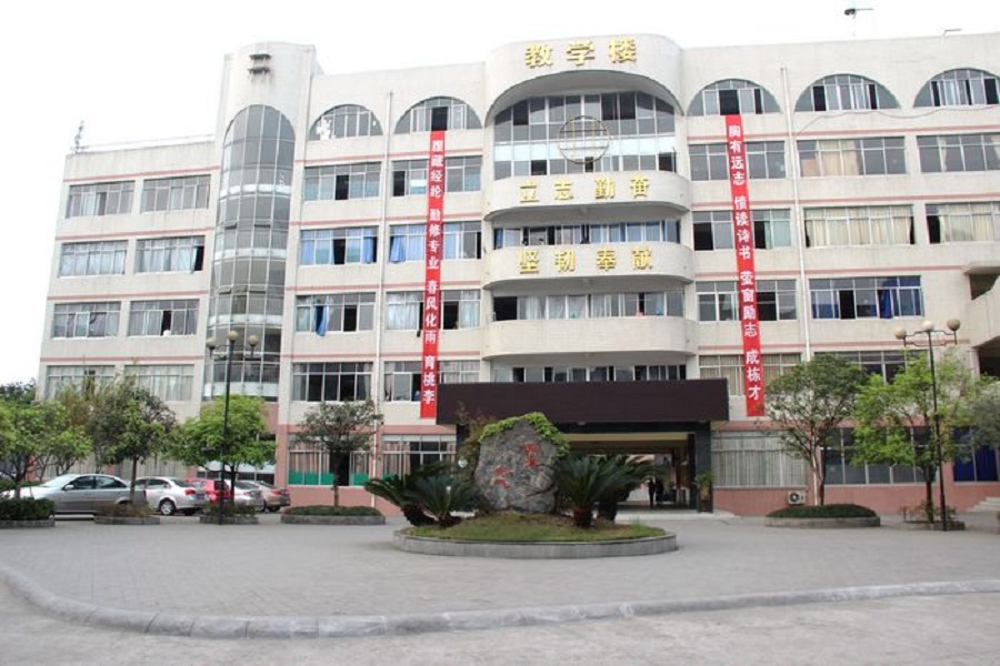 平樂中學近幾年的中考錄取分數(shù)線是多少？