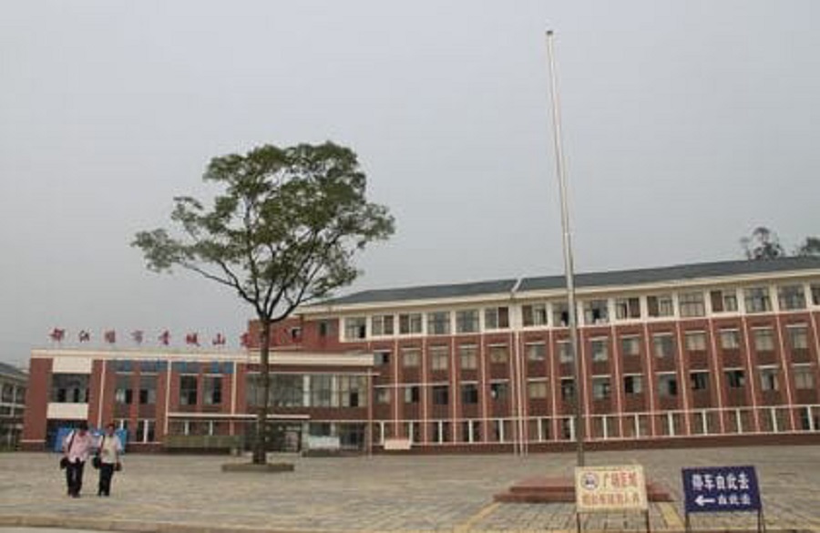 青城山高級中學(xué)校園環(huán)境怎么樣？