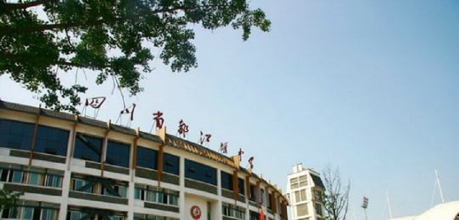 都江堰中學(xué)校園環(huán)境怎么樣？