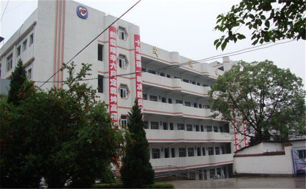 平昌中學學校詳細地址在什么地方？