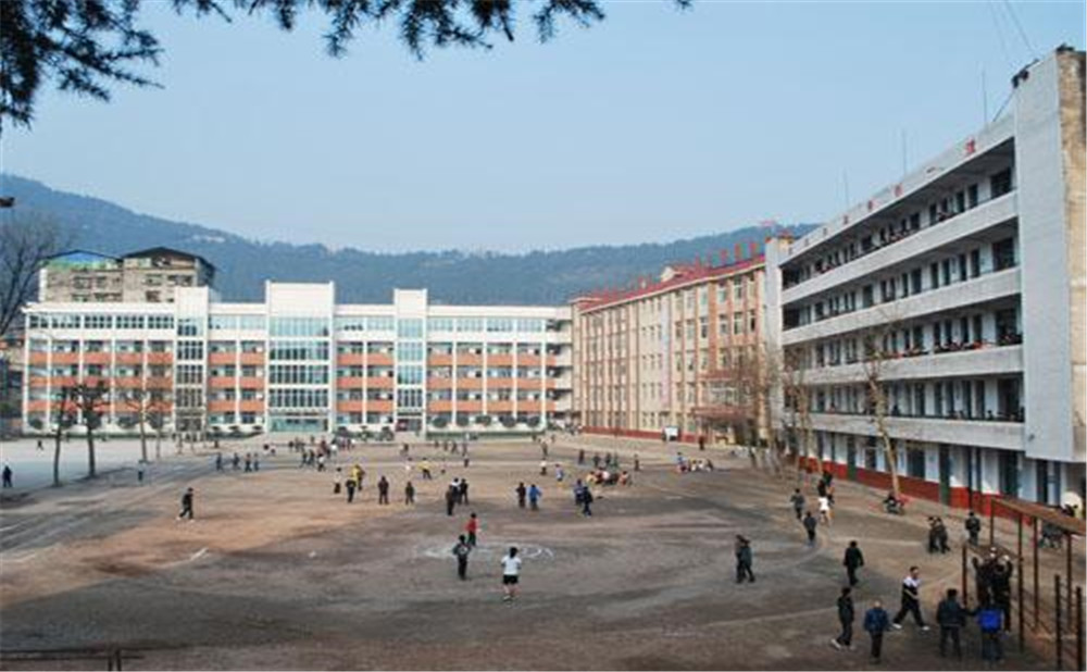 平昌縣第二中學(xué)學(xué)校環(huán)境怎么樣？