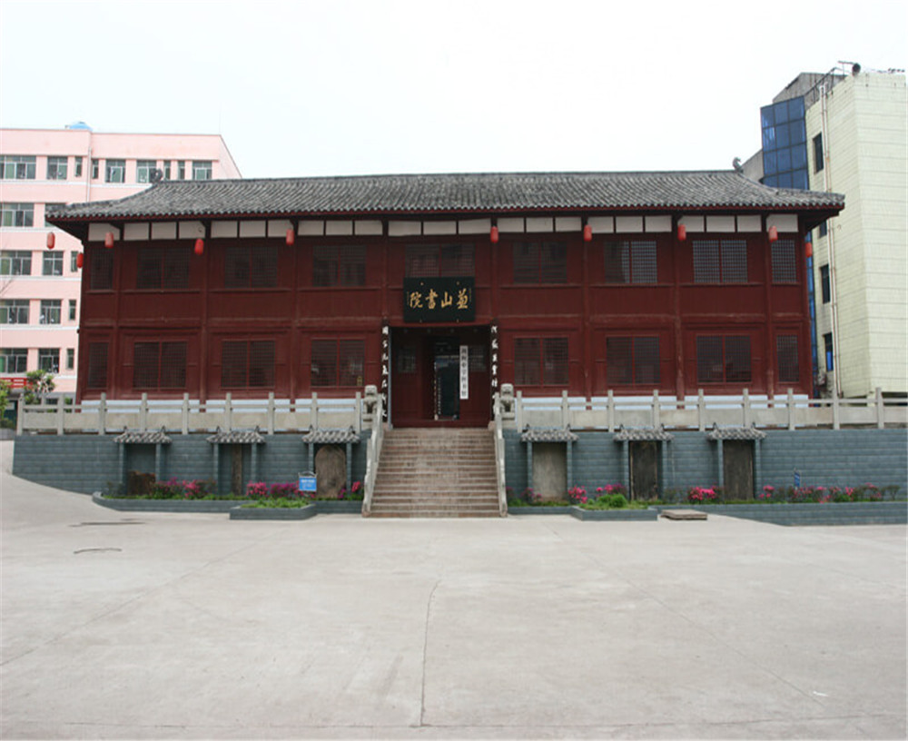 劍閣中學(xué)學(xué)校環(huán)境怎么樣？