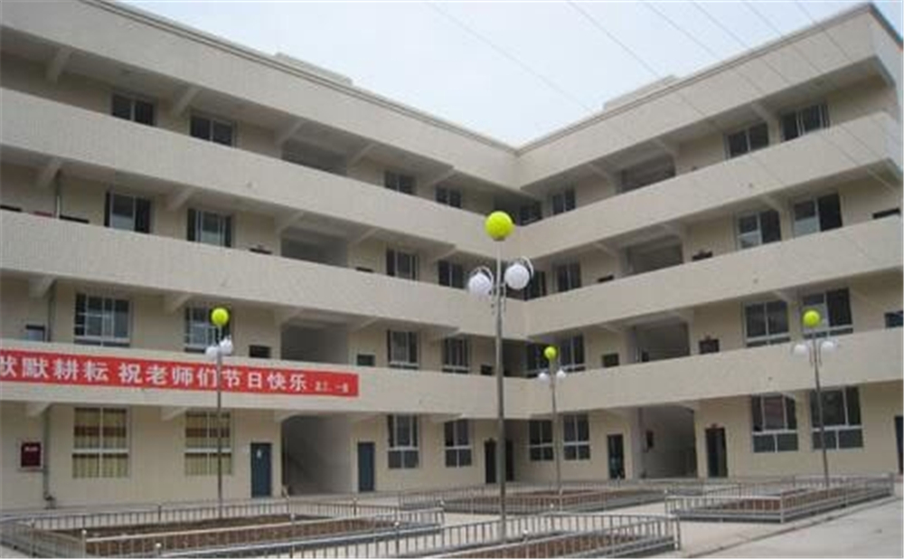 奇章中學(xué)學(xué)校環(huán)境如何？