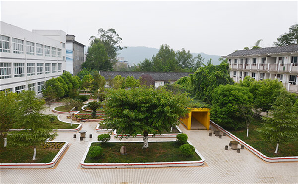 曾口中學(xué)學(xué)校環(huán)境怎么樣？