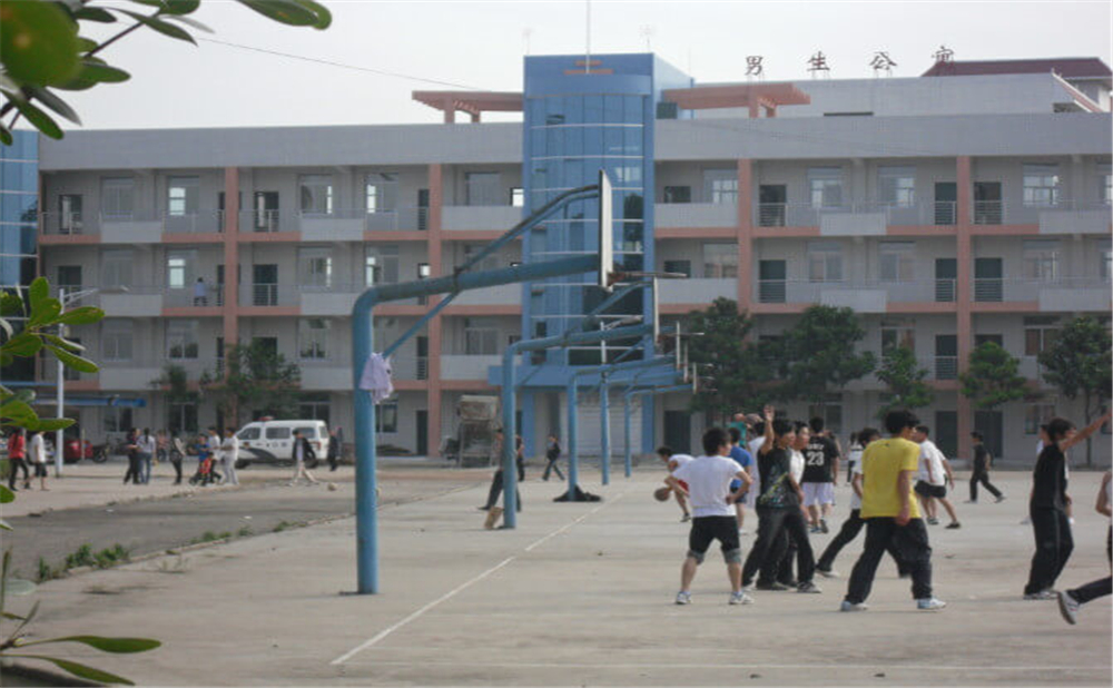 威遠龍會中學(xué)學(xué)校環(huán)境怎么樣？