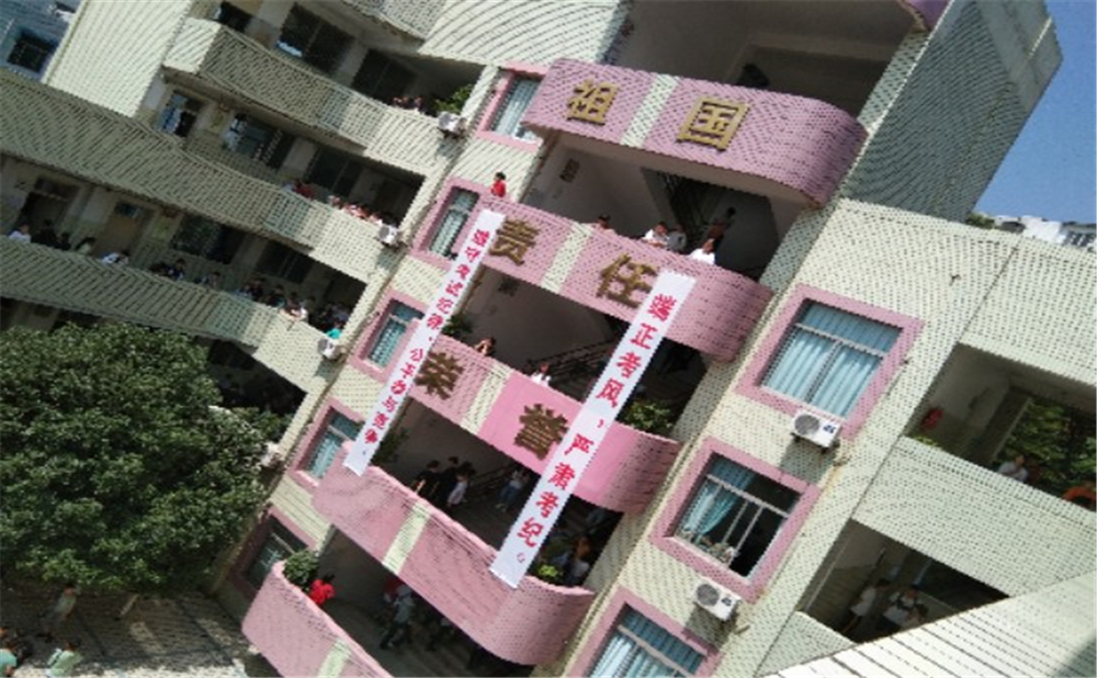 內(nèi)江市翔龍中學2020年學校學費多少錢一年？