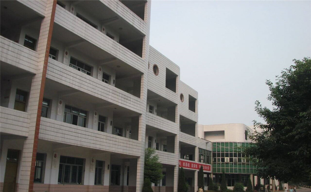 岳池中學(xué)的環(huán)境怎么樣？