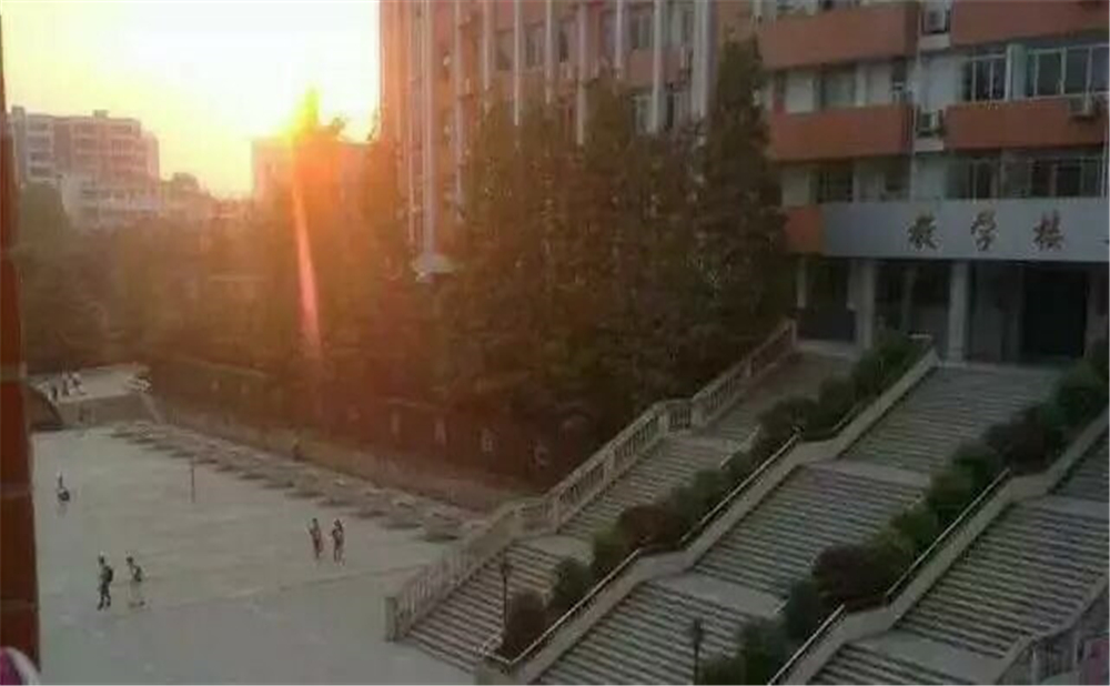 南充十一中學(xué)校環(huán)境怎么樣？