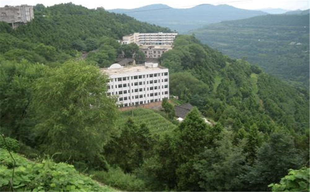 閬中市二龍中學(xué)學(xué)校詳細(xì)地址在什么地方？
