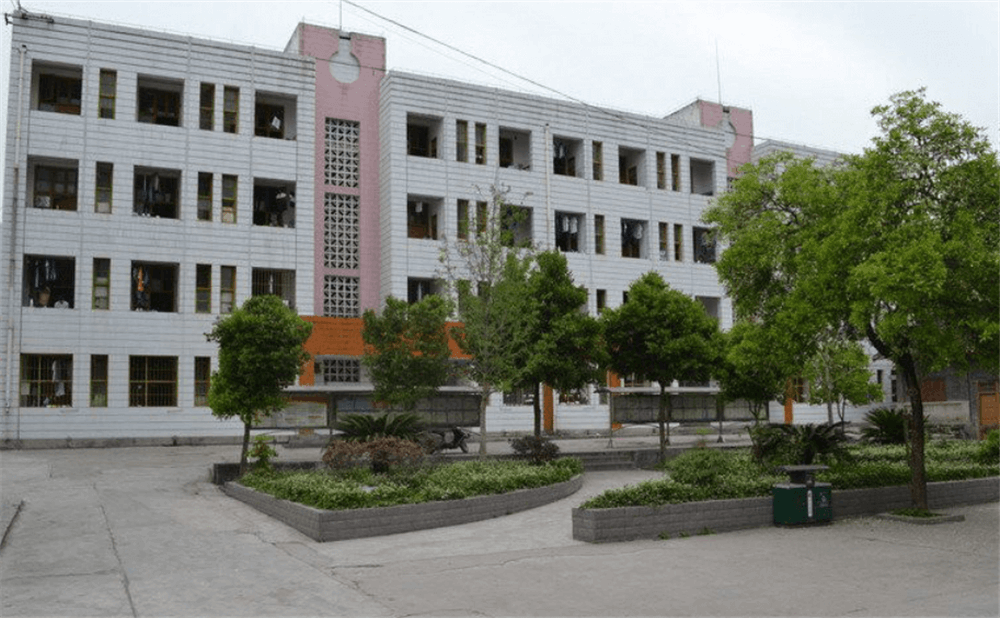 閬中市柏埡中學(xué)2020年學(xué)校學(xué)費多少錢一年？