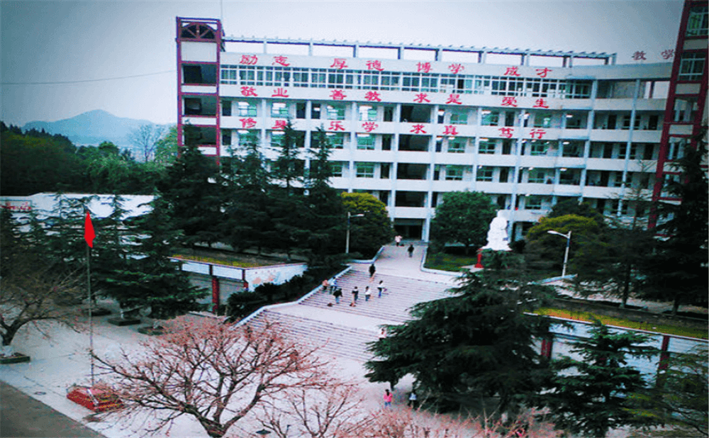 南部市伏虎中學(xué)學(xué)校詳細(xì)地址在什么地方？