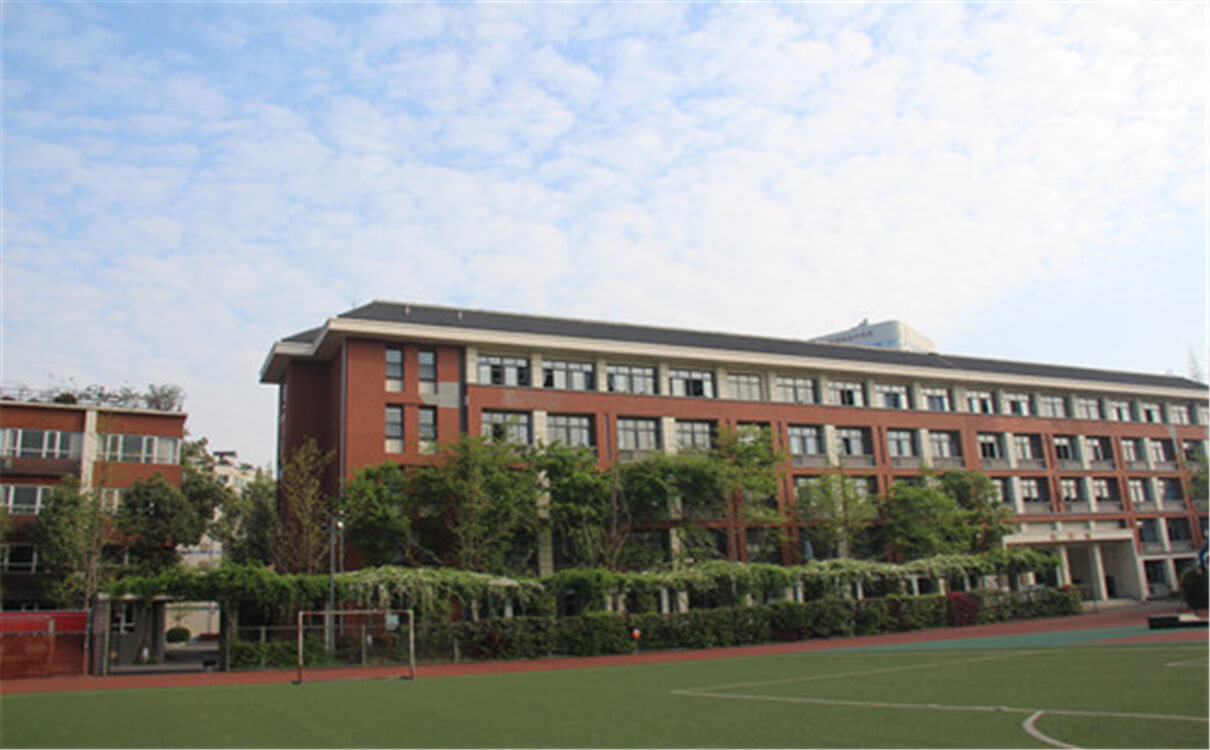成都七中八一學(xué)校高中部的錄取分?jǐn)?shù)是多少？
