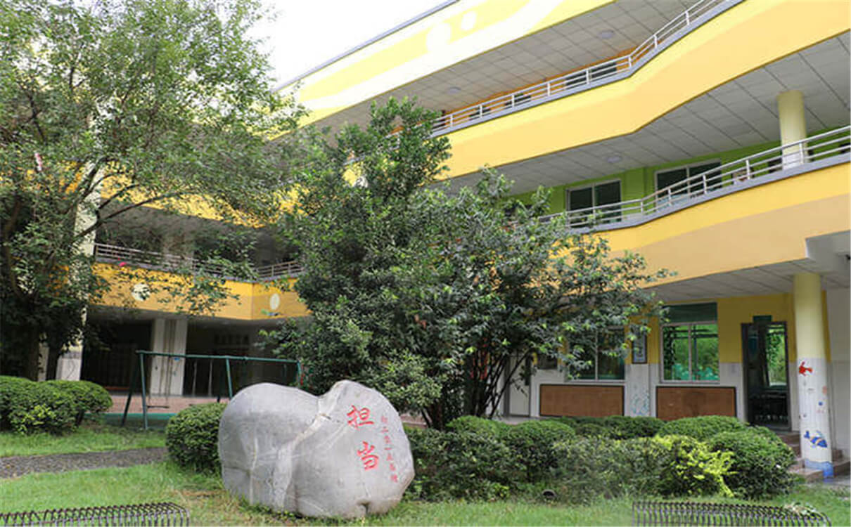 北大附中成都為明學(xué)校每年的學(xué)費(fèi)是多少錢？
