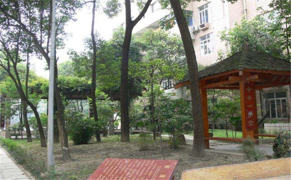 石室聯(lián)合中學(xué)蜀華分校外招生一年的學(xué)費(fèi)是多少？