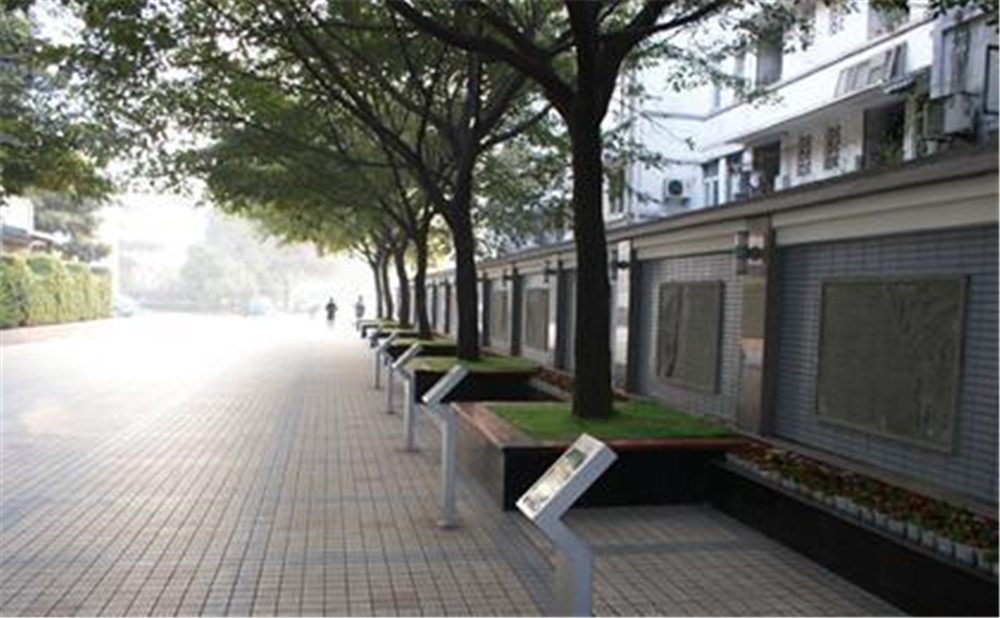 成都市田家炳中學外招生一年的學費是多少？