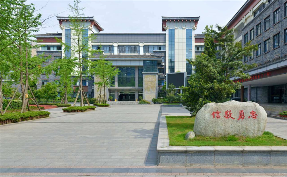 成都市西北中學外招生一年的學費是多少錢？
