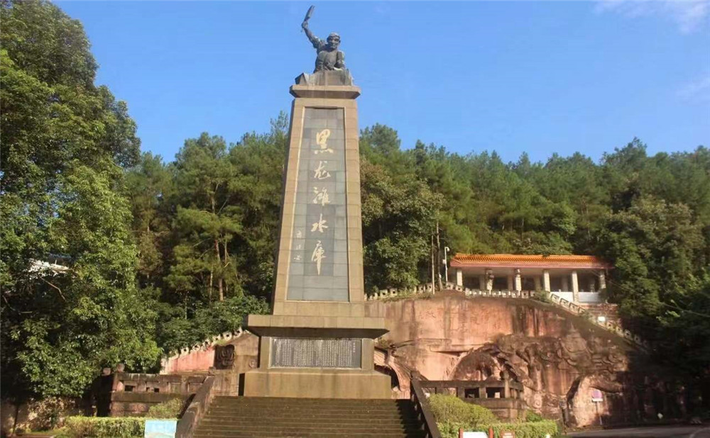 成都石室中學(xué)每年學(xué)費(fèi)多少？