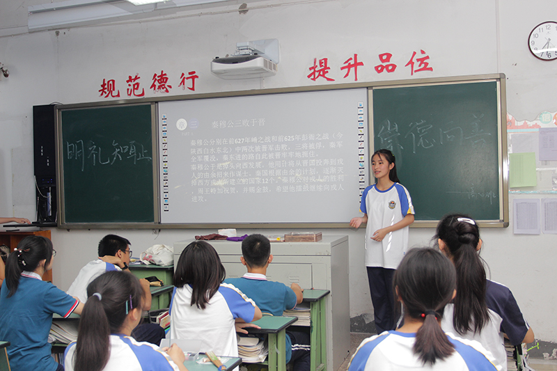 成都石室外國(guó)語學(xué)校一年的學(xué)費(fèi)是多少？