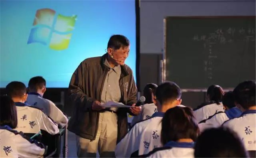 郫縣一中外招生一年的學費是多少？