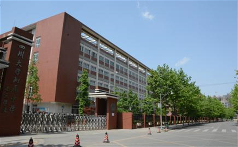 成都大學(xué)附屬中學(xué)近三年的錄取分?jǐn)?shù)是多少分？