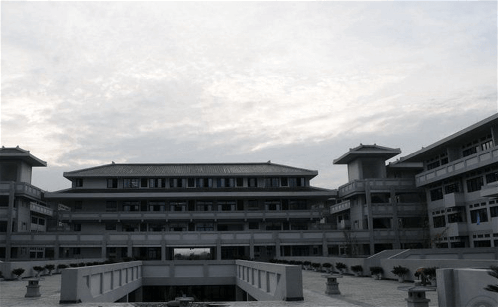 成都石室中學(xué)北湖校區(qū)的學(xué)費(fèi)是多少錢(qián)？