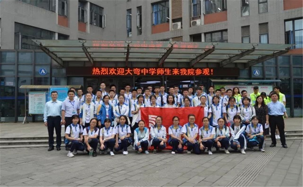 大彎中學招生一年的學費是多少？