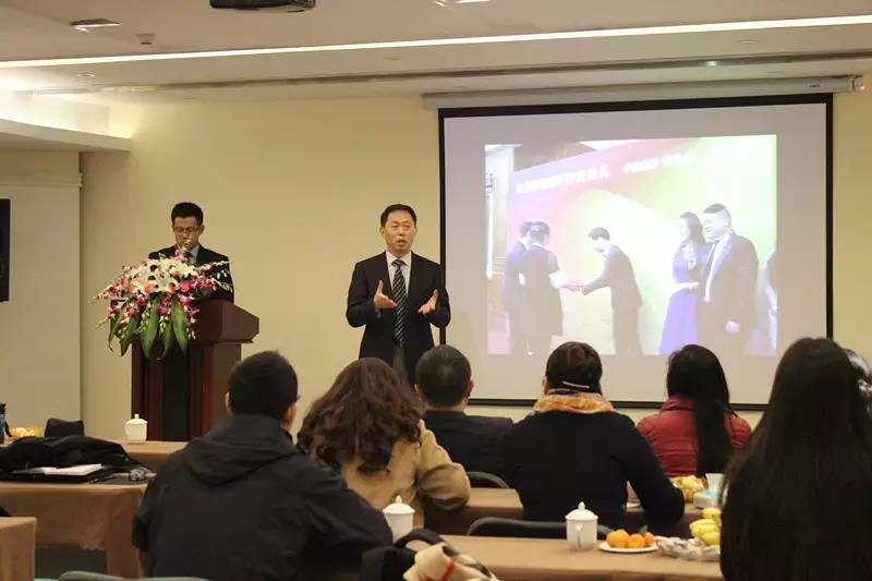 成都西雅美途外國語聯(lián)合學(xué)校的學(xué)費是多少？