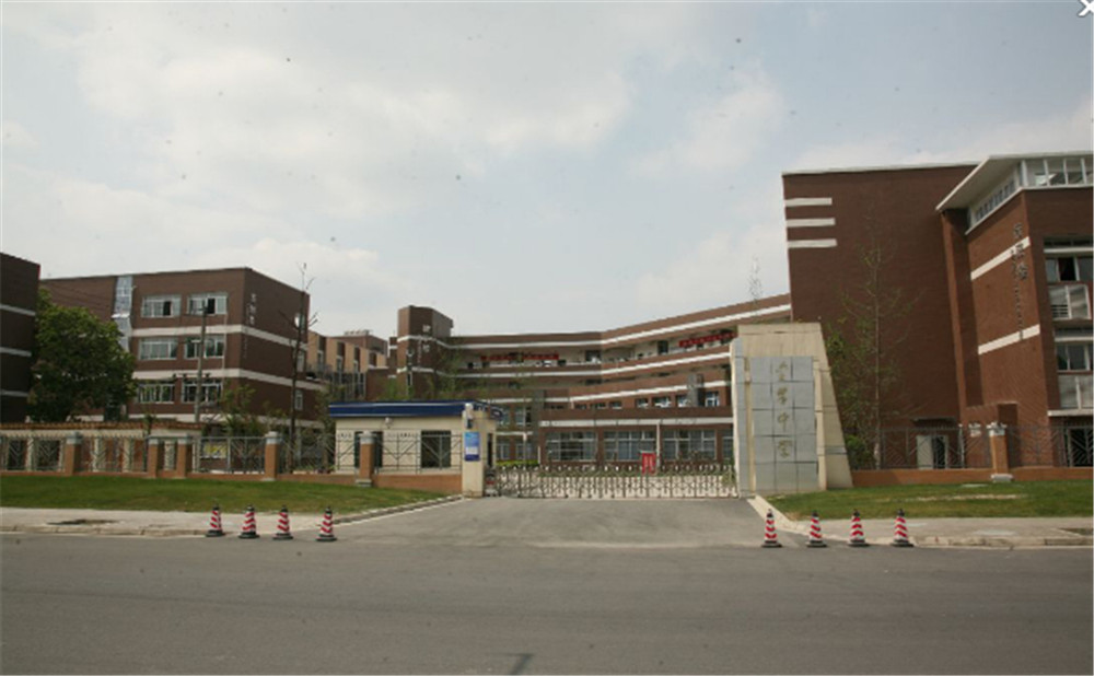 金牛中學(xué)的學(xué)費(fèi)是多少？