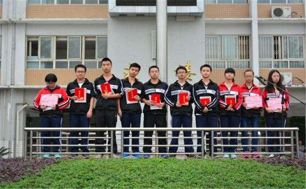 郫縣四中學費是多少？