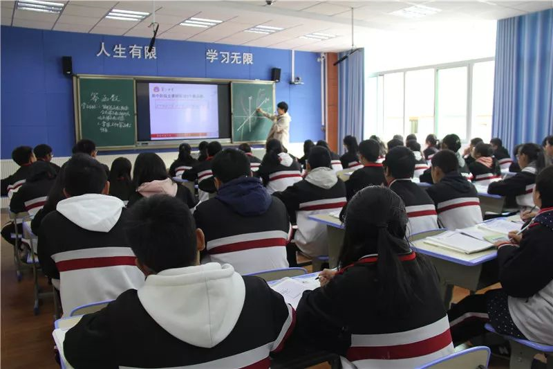 蒲江中學(xué)的學(xué)費是多少？