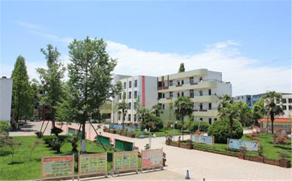 成都市籍田中學(xué)高中一年的學(xué)費(fèi)是多少？