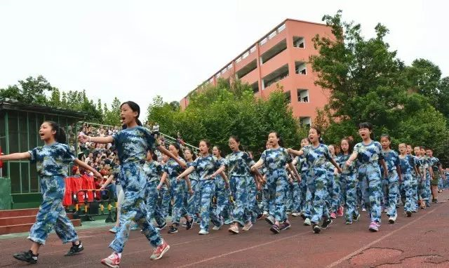 成都新世紀(jì)外國(guó)語(yǔ)學(xué)校高中一年的學(xué)費(fèi)是多少？