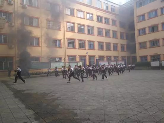 成都實(shí)驗(yàn)外國(guó)語(yǔ)學(xué)校的宿舍怎么樣？