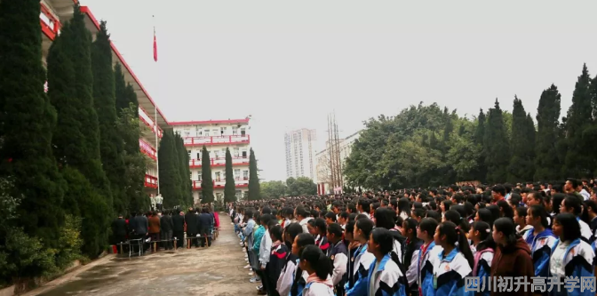 賈家中學(xué)高中一年的學(xué)費(fèi)是多少？