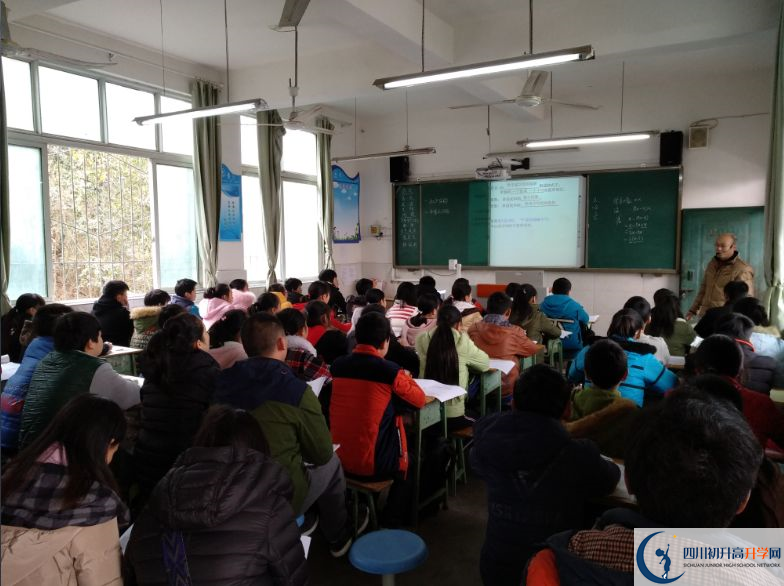 2020成都市田家炳中學(xué)初升高的學(xué)費(fèi)是多少？