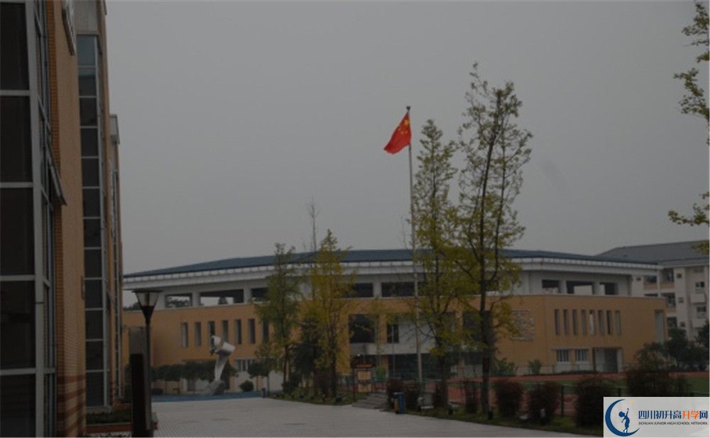 八一聚源高級(jí)中學(xué)的學(xué)費(fèi)收費(fèi)標(biāo)準(zhǔn)是多少？