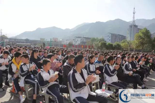 安仁中學(xué)的學(xué)費(fèi)收費(fèi)標(biāo)準(zhǔn)是什么？