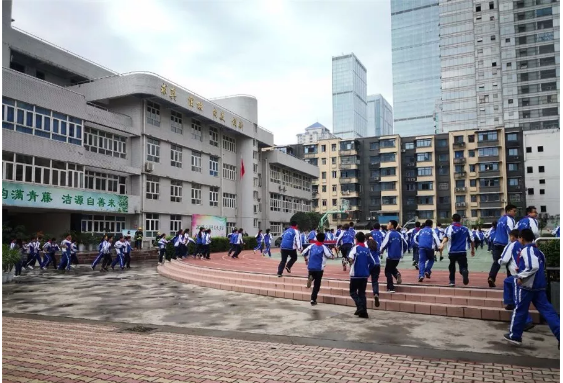成都市第十七中學(xué)的老師好不好？