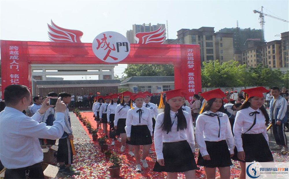 淮口中學(xué)的學(xué)費(fèi)大概是多少？