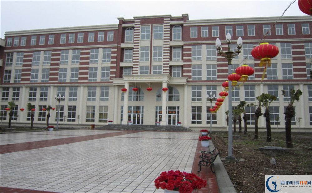 四川師范大學(xué)附屬第三實(shí)驗(yàn)中學(xué)的學(xué)費(fèi)大概是多少？