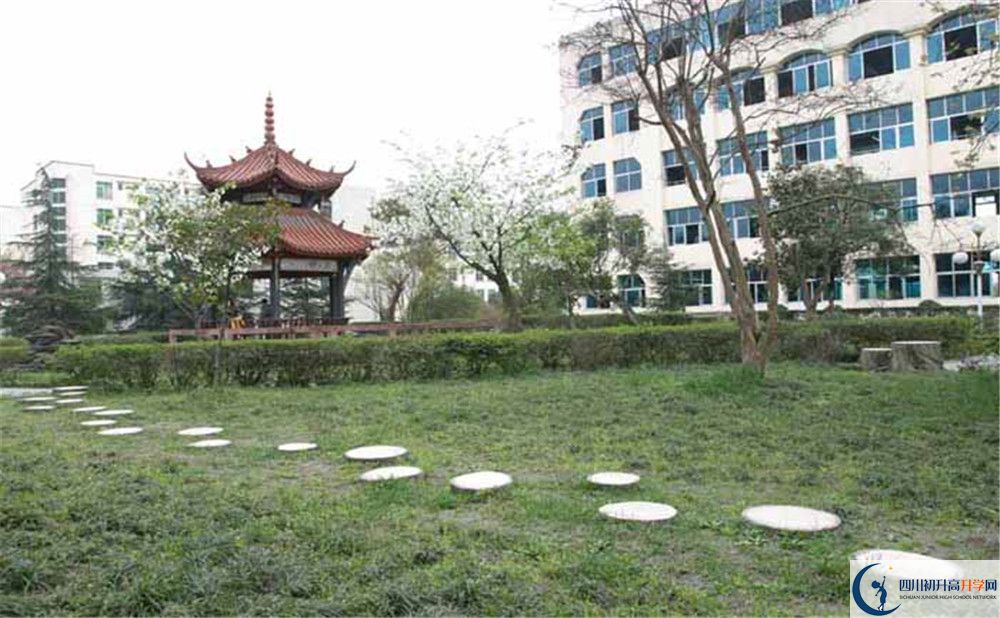 都江堰外國(guó)語(yǔ)實(shí)驗(yàn)學(xué)校的初升高分?jǐn)?shù)線(xiàn)是多少？