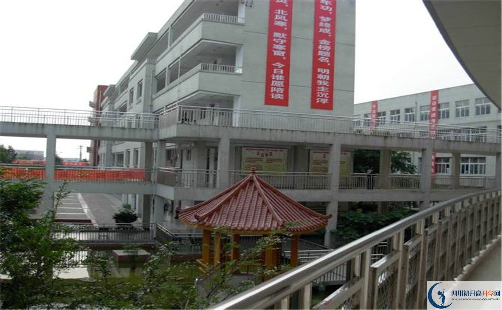 中考成都市龍泉中學(xué)的招生分?jǐn)?shù)線是多少？