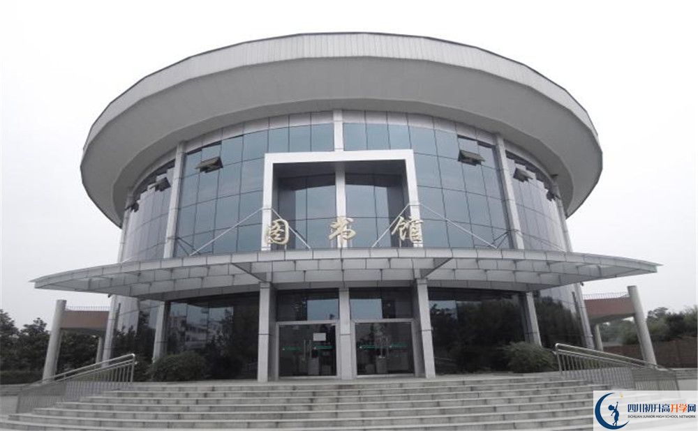 成都市龍泉中學(xué)一年的學(xué)費(fèi)是多少？