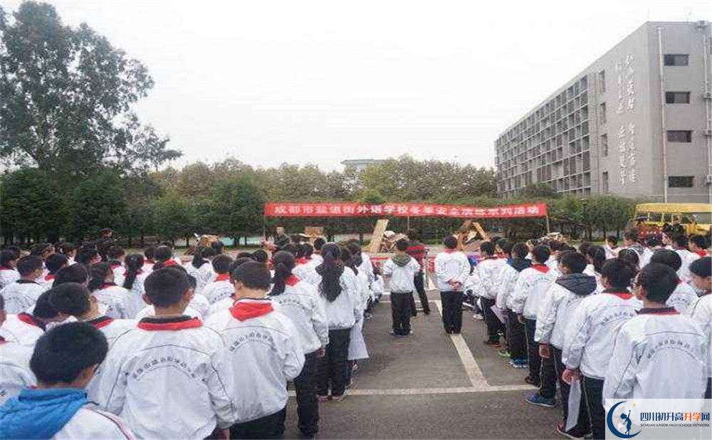 鹽道街外國(guó)語(yǔ)學(xué)校一年的學(xué)費(fèi)是多少？