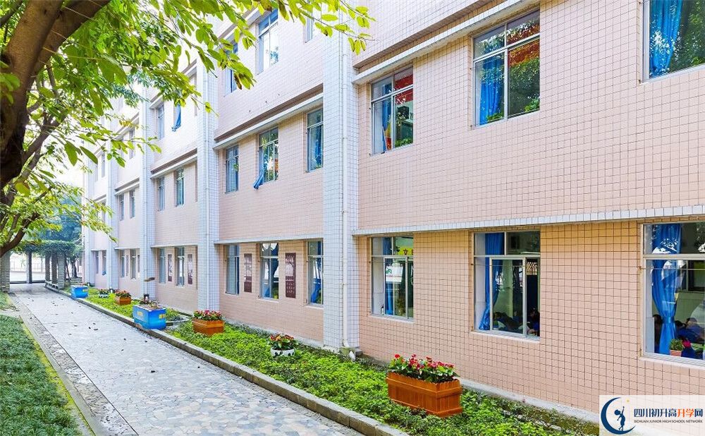 成都市第四十九中學的高中住宿好不好？