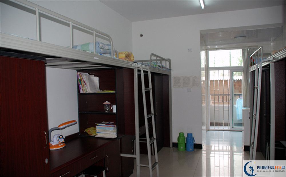 成都樹德中學(xué)光華校區(qū)的高中住宿好不好？